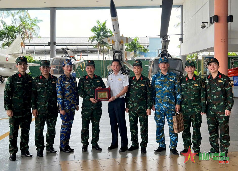 Sĩ quan trẻ vun đắp tình hữu nghị Việt Nam - Singapore